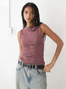 Débardeur sans manches à rayures pour femmes avec jean vintage et ceinture noire