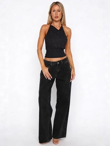 Haut licou chic en dentelle noire avec lien à la taille et jean large taille haute