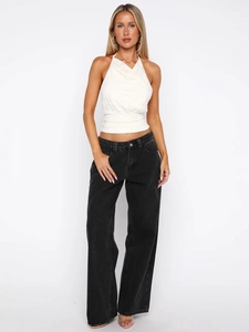Haut licou en dentelle blanche avec dos nu ajusté et un pantalon en jean noir élégant