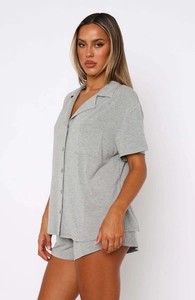 Detailansicht eines grauen Pyjama-Sets mit Kurzarm-Revers-Oberteil und passenden Shorts