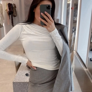 Camiseta blanca ajustada de manga larga para mujer con elegante cuello drapeado chic