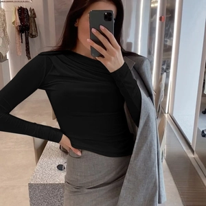 Top ajustado negro de manga larga con elegante escote plisado para mujer