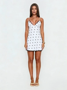 Mini robe blanche à pois de style français avec dentelle noire et fines bretelles