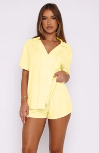 Detailansicht hellgelber Damen Schlafanzug mit Reverskragen und Shorts aus weichem Stoff