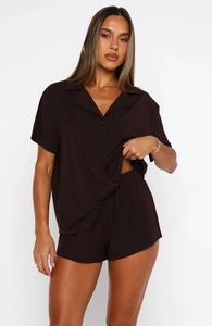 Detailansicht des dunkelbraunen kurzärmeligen Pyjama-Oberteils mit passenden Shorts