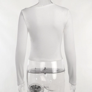 Detalle de la parte posterior de una camiseta blanca ajustada con diseño plisado