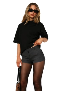 Nahaufnahme der grauen High-Waist-Stretch-Shorts kombiniert mit schwarzem T-Shirt
