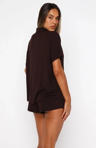 Seitenansicht des dunkelbraunen Loungewear-Sets mit lockerem Kurzarmshirt und Shorts