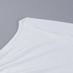 Primer plano del cuello redondo y costuras finas en camiseta blanca de manga larga