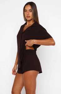 Detail eines schokoladenbraunen, kurzärmeligen Pyjama-Sets für Damen im lässigen Sommerstil
