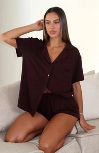 Dunkelbraunes Damen Schlafanzug-Set mit kurzärmligem Revers-Oberteil und passenden Shorts