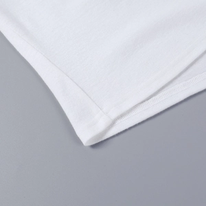 Detalle de la textura de punto blanco y la costura de doble aguja en el dobladillo