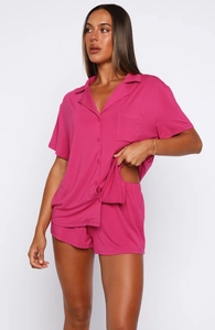 Detail des rosenpinken Damen-Schlafanzugs mit Kurzarm-Hemd und elastischen Shorts im Set