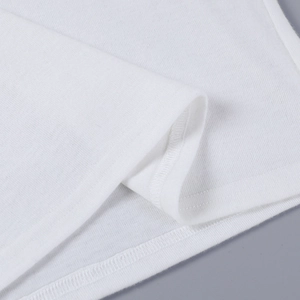 Detalle macro de la textura de punto blanco con costuras de precisión en el dobladillo