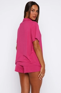 Rückseitenansicht des rosaroten Kurzarm-Pyjama-Sets mit Polokragen und elastischen Shorts