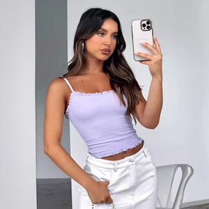 Lavendelkleurige gesmokte camisole top met ruches en elastische textuurstof voor de zomer