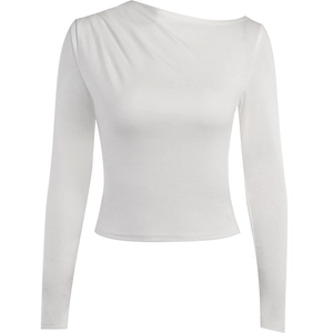 Camiseta blanca de manga larga para mujer con cuello asimétrico fruncido y entallada