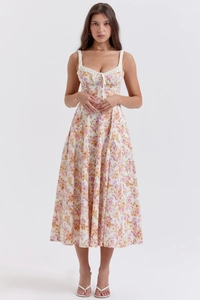 Detail des eleganten floralen Sommerkleids mit herzförmigem Ausschnitt und Schleife