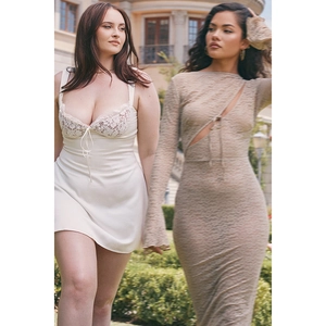 Détails d'une robe en satin blanc avec dentelle et d'une robe beige au crochet ajourée
