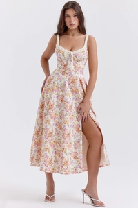 Detailansicht des floralen Midikleids mit Herzausschnitt und Schleifenverzierung