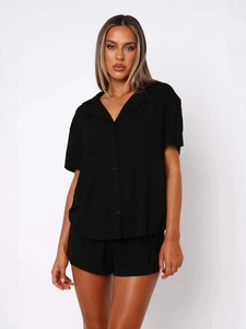 Zweiteiliger schwarzer Schlafanzug für Damen mit kurzärmeligem Hemd und Freizeitshorts