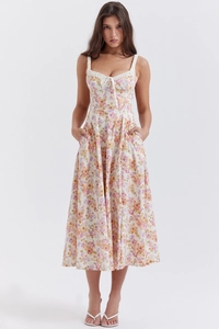 Detail eines floralen Midikleids mit Korsett-Oberteil, Rüschenausschnitt und Seitentaschen