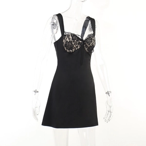 Vue détaillée d'une mini robe en dentelle noire sur mannequin transparent de face