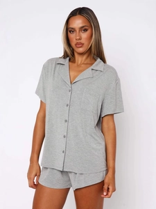 Graues zweiteiliges Damen-Pyjama-Set mit Kurzarm-Hemd und passenden Shorts aus Baumwolle