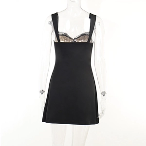 Détail du design dos nu avec bordure en dentelle noire sur une mini-robe trapèze