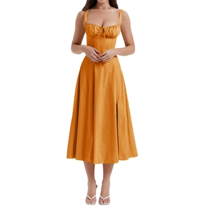 Detail von senfgelbem Midi-Kleid mit geraffter Brust, Korsett-Taille und hohem Schlitz