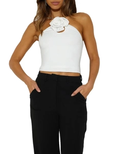 Detail von weißem Halterneck-Top mit großer 3D-Stoffrose und rückenfreiem Design