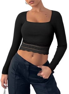 Détail du crop top noir à col carré avec bordure en dentelle délicate sur l'ourlet