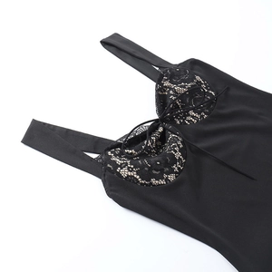 Détail du patchwork en dentelle, décolleté festonné et nœud sur la robe noire