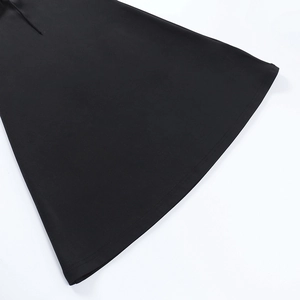 Gros plan détaillé de l'ourlet à double surpiqûre sur cette robe noire évasée