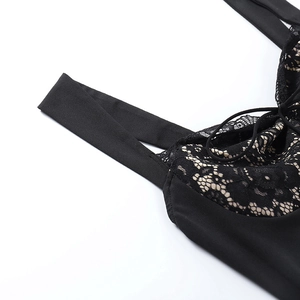 Gros plan sur la dentelle florale noire et les larges bretelles d'une mini-robe pour femme