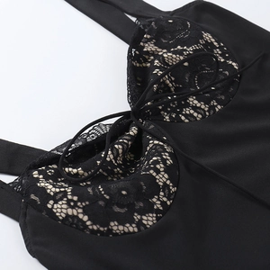 Détails de dentelle noire et broderies florales délicates sur le corsage de la robe