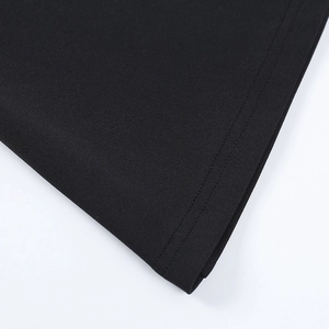 Détail de la couture à double aiguille et finition soignée sur la robe en dentelle noire