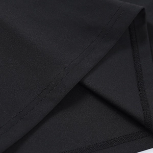 Détail de couture à double aiguille sur l'ourlet de la robe noire en dentelle