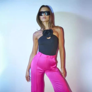 Schickes schwarzes Neckholder-Top mit 3D-Rose und leuchtend rosa Weitbeinhose