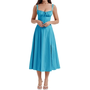 Detailansicht des himmelblauen Midikleides mit plissiertem Bustier und Seitenschlitz