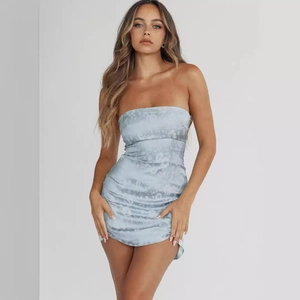 Ärmelloses hellblaues Satin-Schlauchkleid mit schmaler Passform und elegantem Blumendruck