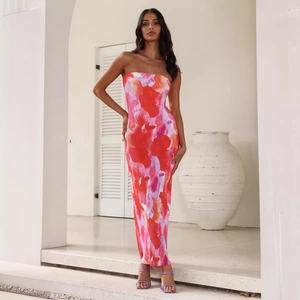 Elegantes trägerloses Maxikleid mit Blumenmuster, strukturiertem Stoff und Boho-Stil