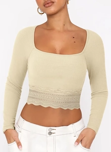 Détail du crop top à col carré avec maille côtelée et bordure en dentelle fine
