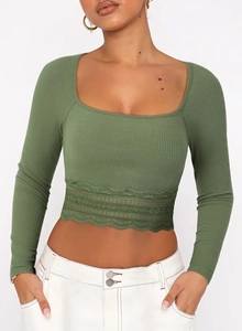 Détail du crop top en maille côtelée vert olive avec col carré et ourlet en dentelle