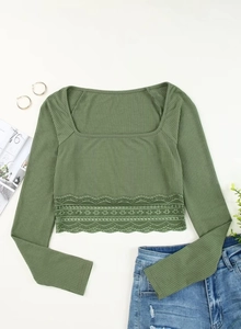 Détail du crop top côtelé vert armée avec encolure carrée et ourlet en dentelle