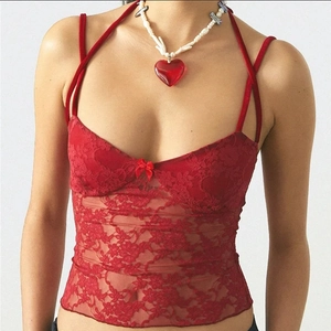 Nahaufnahme von rotem Spitzen-Top mit feinem Schleifen-Detail und semi-transparenter Textur