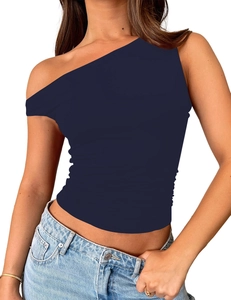 Détail du haut court bleu marine à une épaule avec tissu élastique et col asymétrique