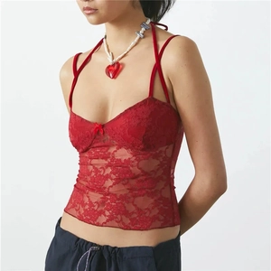 Detailansicht eines roten Spitzen-Camisoles mit Schleife und feinen Nackenbändern