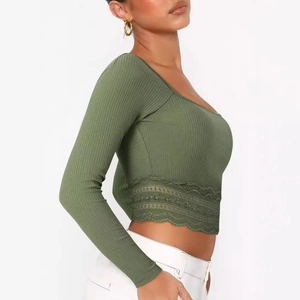 Crop top vert olive en maille côtelée à manches longues avec bordure en dentelle