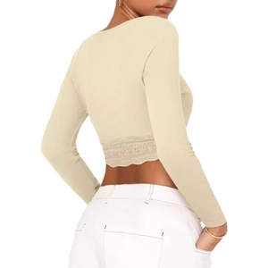 Haut court à manches longues côtelé beige avec ourlet en dentelle élégant et col carré